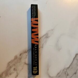 Urban Decay 24/7 Lip Pencil in Color Broken